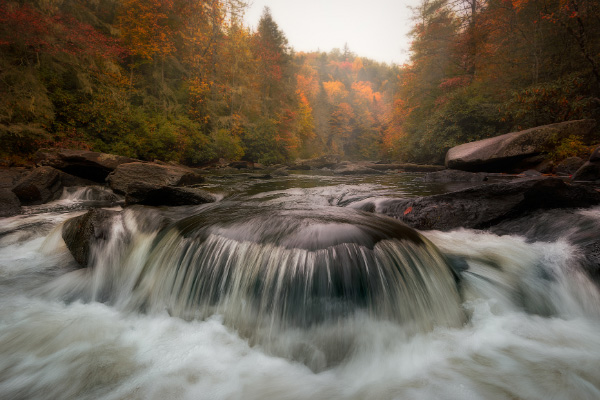 Ventajas de mudarse a Asheville DuPont y Hooker Falls en otoño