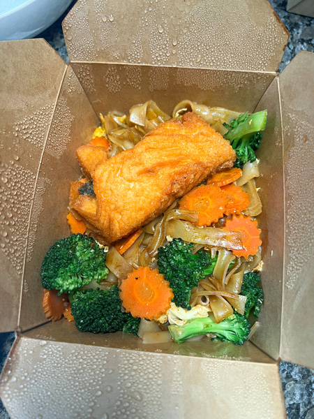 Suwana's salmon pad thai